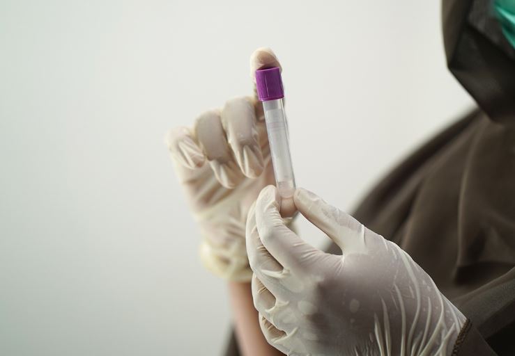 Dream about blood test: 4 main meanings explained