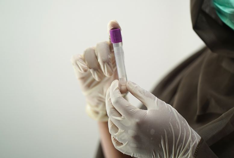 Dreaming about drawing blood: 6 main meanings explained