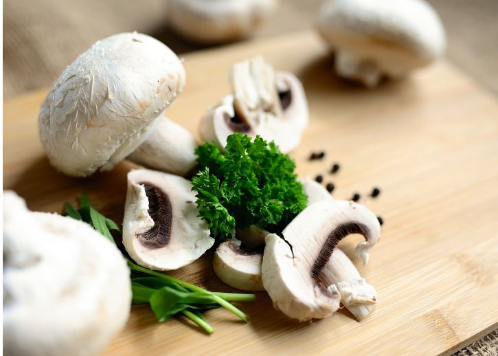 Dream of receiving a gift of mushrooms: 9 main meanings explained