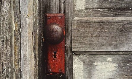 Dream of being locked in a room: 25 types and their interpretations