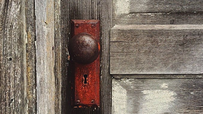Dream of being locked in a room: 25 types and their interpretations