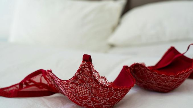 Dreaming about underwear: 55 scenarios and their interpretations