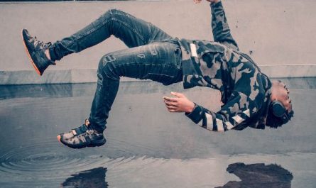 Dream about floating body: 5 Main Meanings Explained