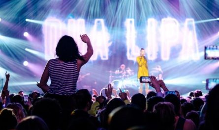 Dream about associating with a celebrity : 5 Main Meanings Explained