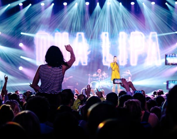 Dream about associating with a celebrity  : 5 Main Meanings Explained