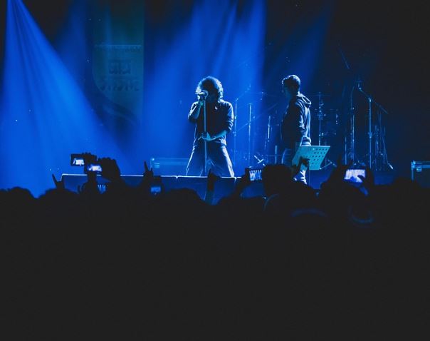 Dream of being friends with a celebrity : 5 Main Meanings Explained