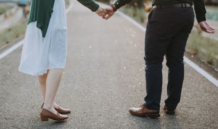 Dream about holding hands with a celebrity : 5 Main Meanings Explained