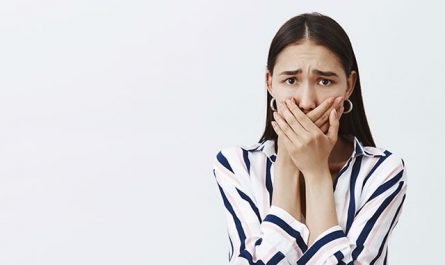 What does it mean to dream of losing teeth?