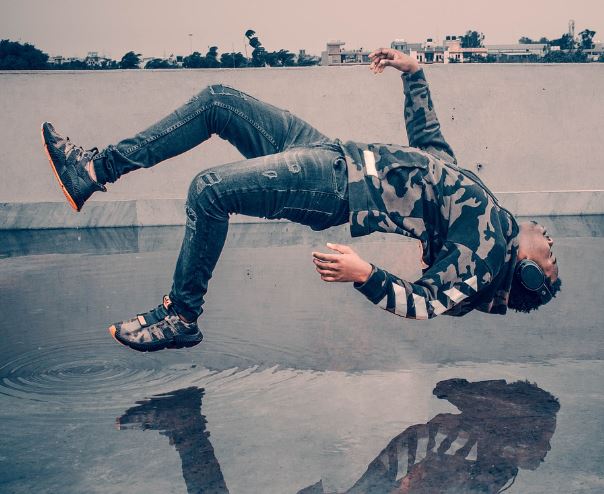 Dream about floating body: 5 Main Meanings Explained