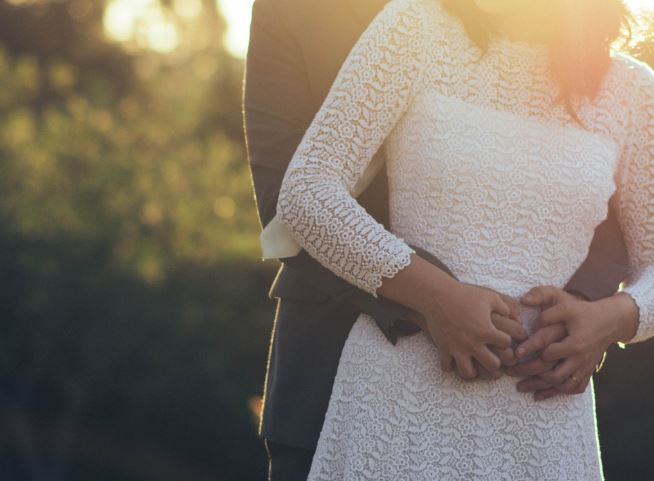 Dream of hugging a celebrity : 5 Main Meanings Explained