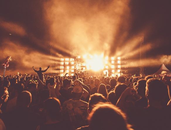 Dream about celebrities coming home : 5 Main Meanings Explained