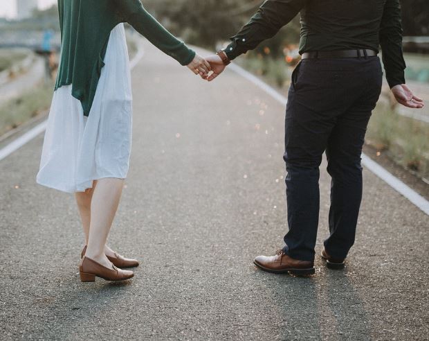 Dream about holding hands with a celebrity : 5 Main Meanings Explained