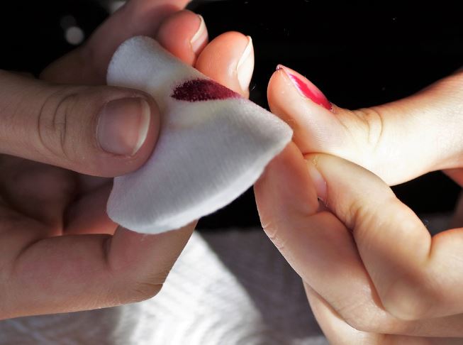 Dream about falling nails : 5 Main Meanings Explained