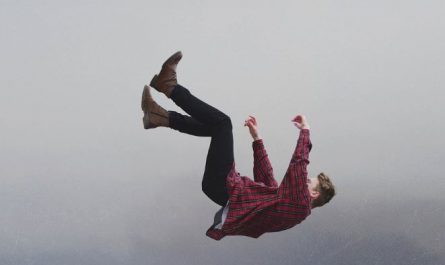 Dream about falling from a height : 19 Main Meanings Explained