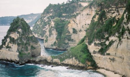 Dream about falling off a cliff : 21 Main Meanings Explained