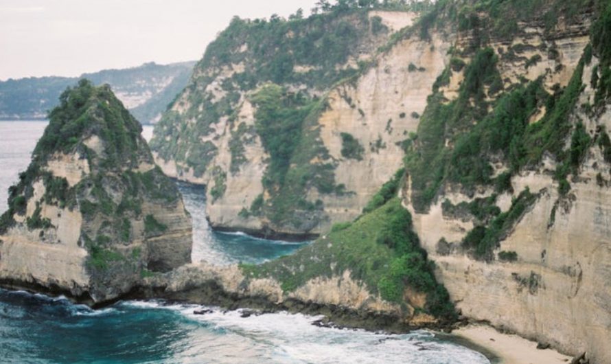 Dream about falling off a cliff : 21 Main Meanings Explained