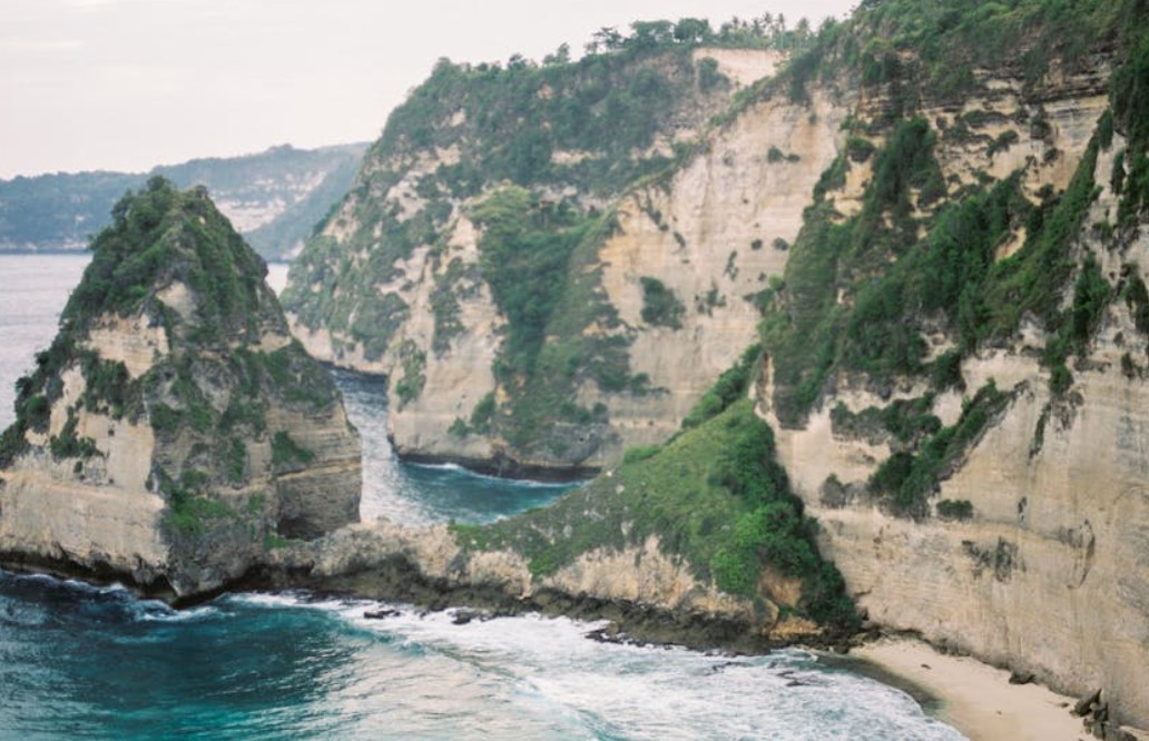 Dream about falling off a cliff : 21 Main Meanings Explained