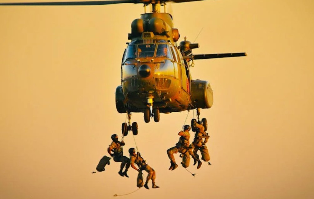 Dream about flying in a helicopter : 12 Main Meanings Explained