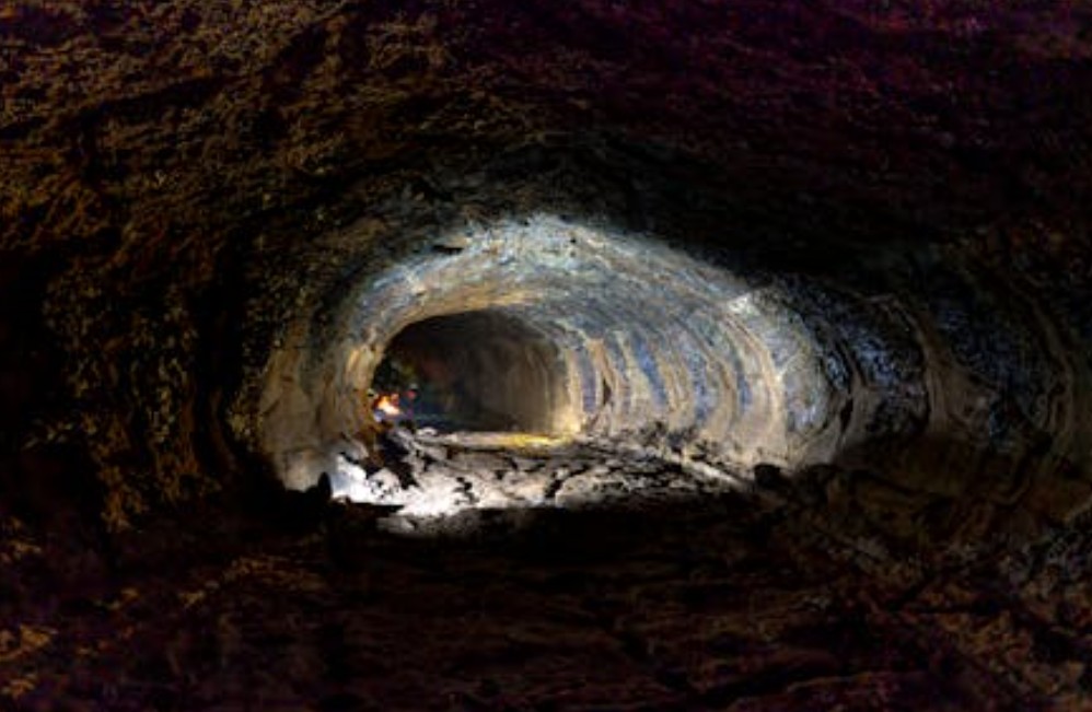 Dream about escaping from a black hole: 8 meanings and symbols