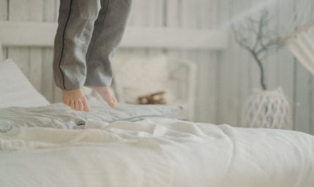 Dream about jumping out of bed: 5 meanings and symbols