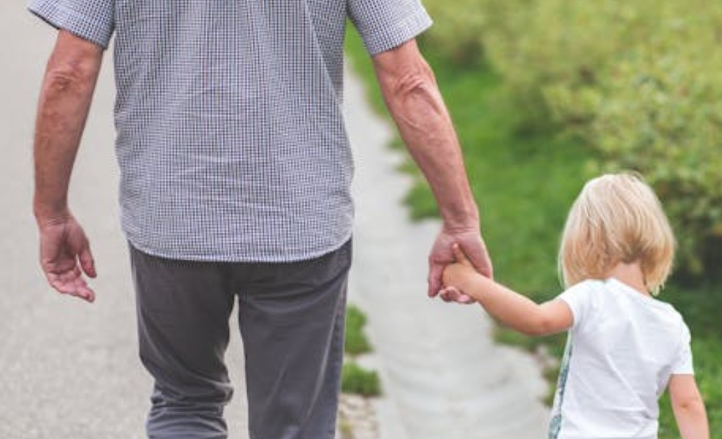 Dream about smiling deceased grandfather: 4 meanings and symbols