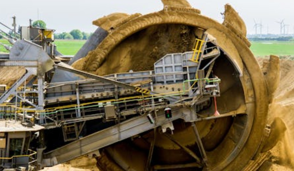 Dream about operating a hydraulic excavator : 6 meanings and symbols