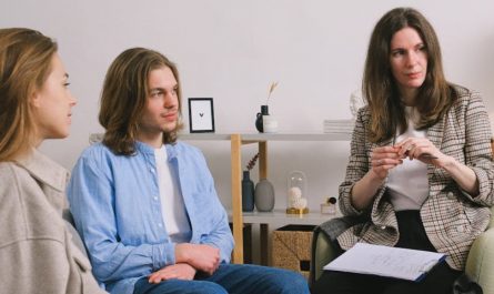 Dream of Giving Advice to a Friend : 13 Meanings and Symbols