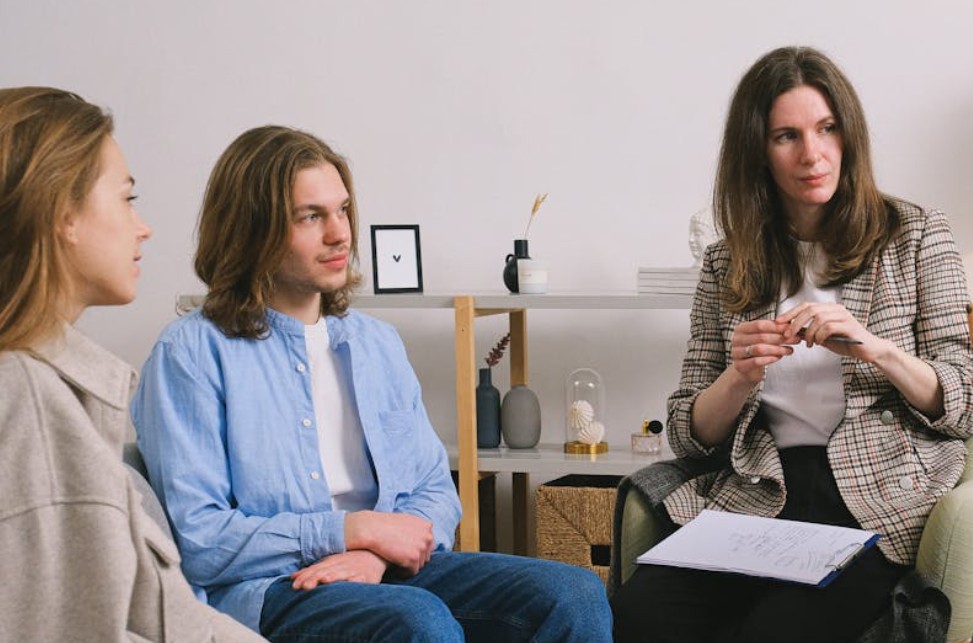 Dream of Giving Advice to a Friend : 13 Meanings and Symbols