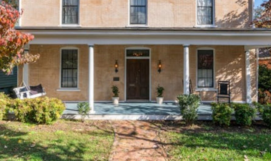 Dream of Looking at the Front Door: 6 Meanings and Symbols