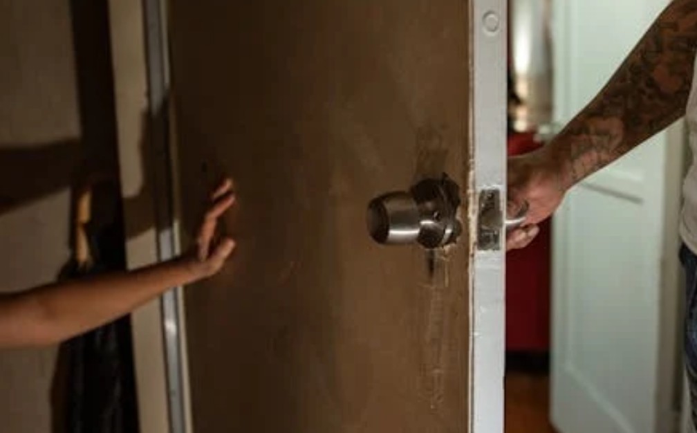 Dream of Being Trapped : 6 Meanings and Symbols