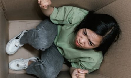 Dreaming of Narrow Spaces : 6 Meanings and Symbols