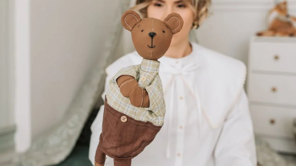 Dream about throwing away a plush doll: 6 meanings and symbols