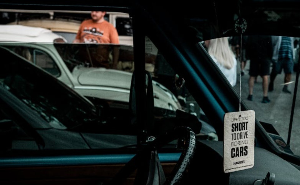 Dream about a car falling but being rescued: 9 meanings and symbols