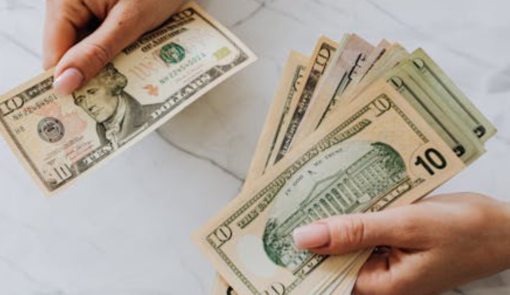 Dream of a large sum of money in a passbook: 12 meanings and symbols