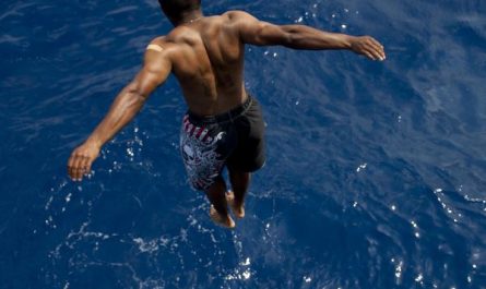 Dreaming of Diving : 10 meanings and symbols