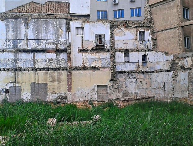 Dreaming of a Building Collapsing : 11 meanings and symbols