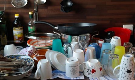 Dreaming of Washing Dishes : 8 meanings and symbols