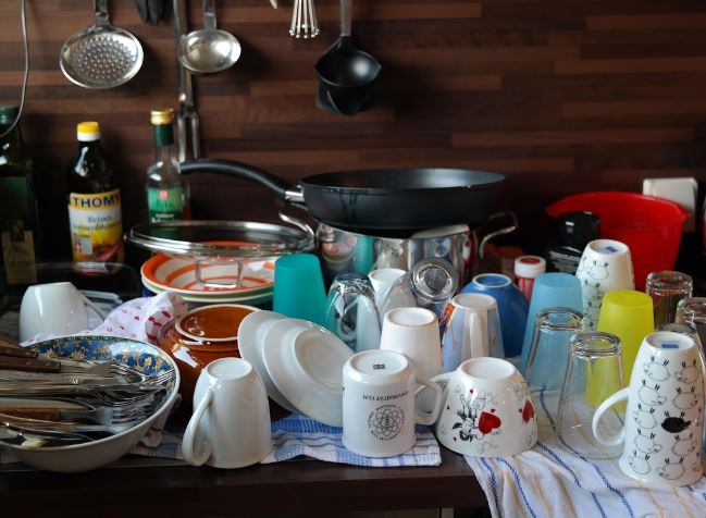 Dreaming of Washing Dishes : 8 meanings and symbols