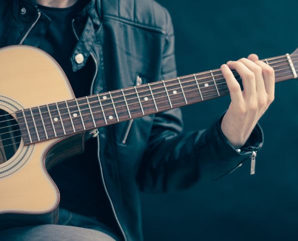 Dreaming of a Guitar : 10 meanings and symbols