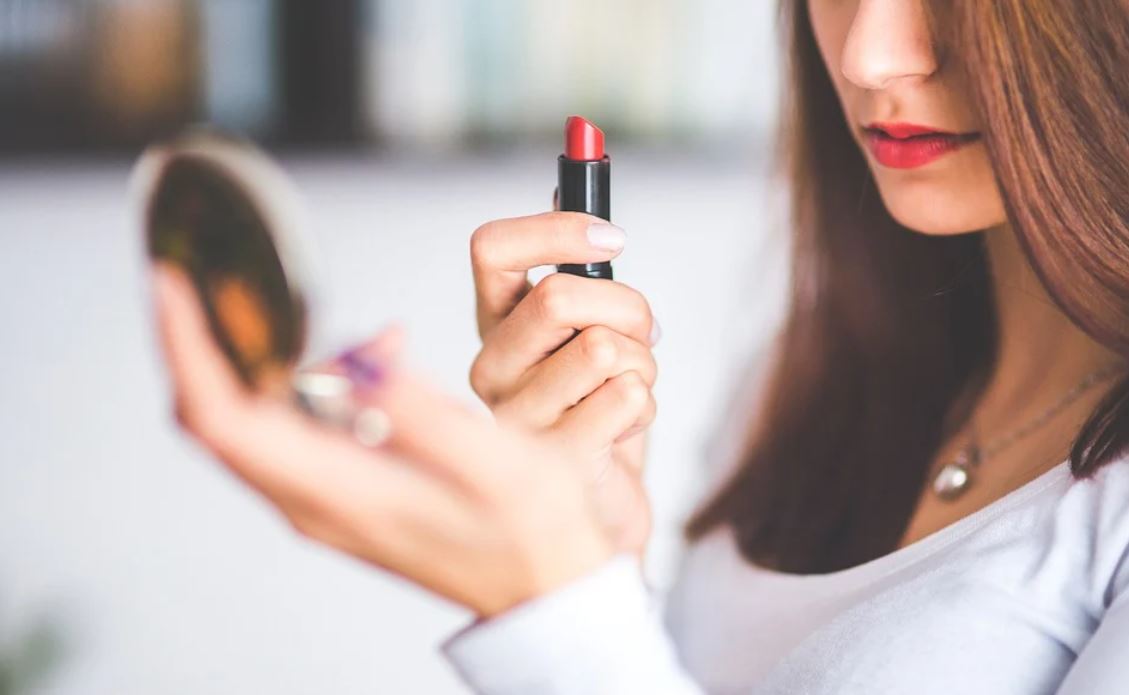 Dreaming of Lipstick : 21 meanings and symbols