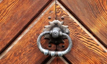 Dreaming of Knocking on a Door: 9 Meanings and Symbolisms