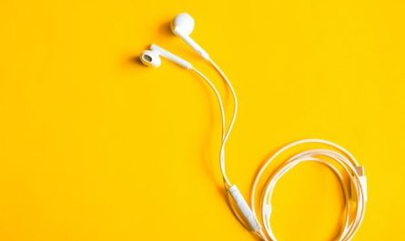 Dreaming of Headphones: 8 Meanings and Symbolisms