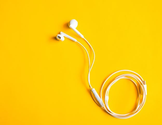 Dreaming of Headphones: 8 Meanings and Symbolisms
