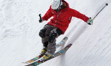 Dreaming of Skiing: 9 Meanings and Symbolisms