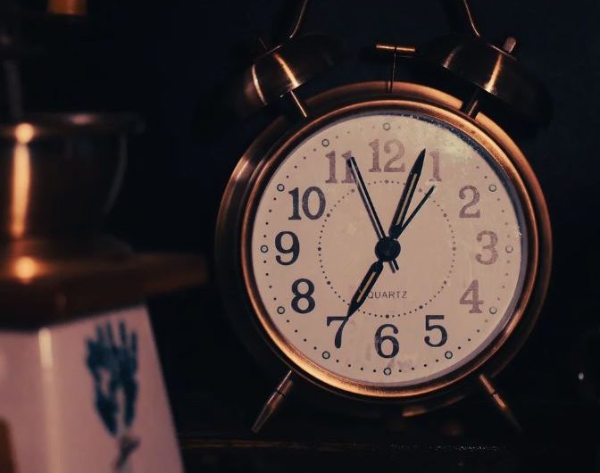 Dreaming of Being Late: 10 Meanings and Symbolisms