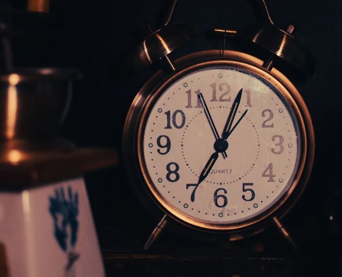 Dreaming of Being Late: 10 Meanings and Symbolisms