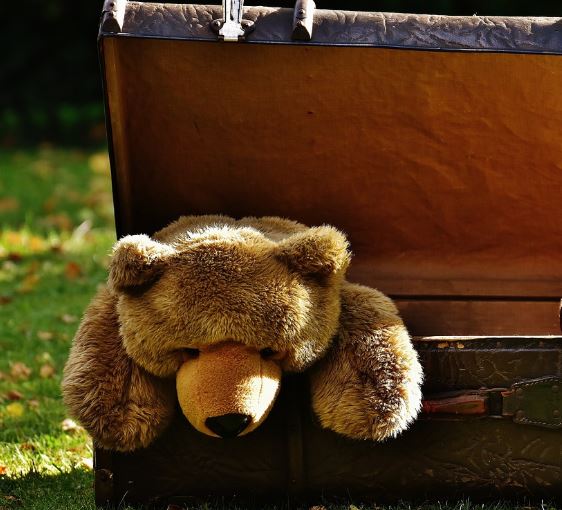 Dreaming of rummaging through items: 8 meanings and symbols