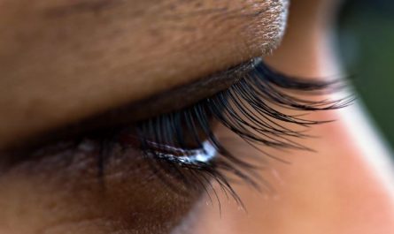 Dreaming of Eyelashes Growing Longer: 10 Meanings and Symbolisms