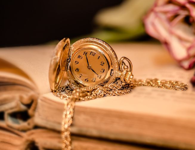Dreaming of Going Back to the Past: 10 Meanings and Symbolisms