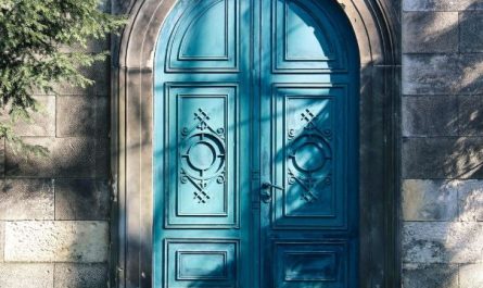 Dreaming of Locking Up: 11 Meanings and Symbolisms